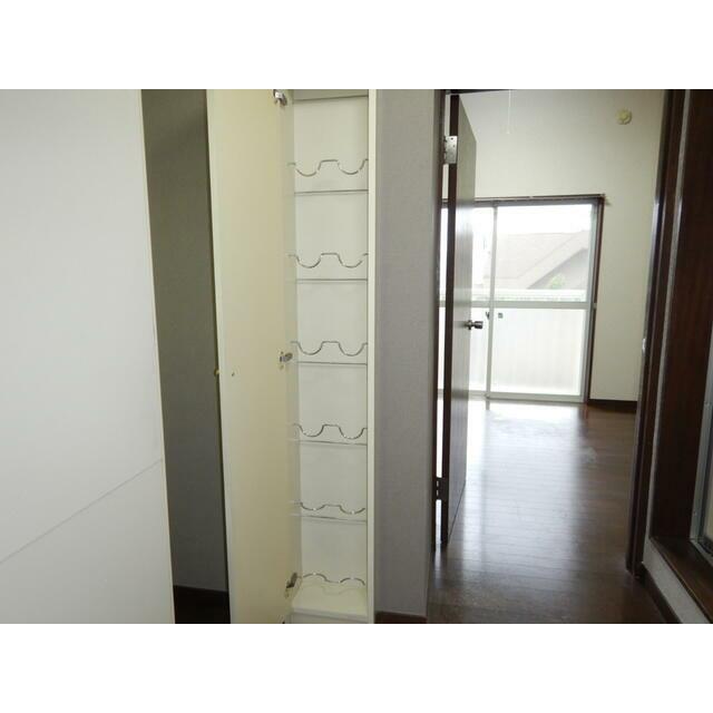 玄関から洋室、シューズラックあります。