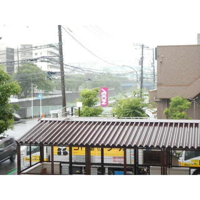 南側、ベランダからの景色。70ｍスーパーあり
