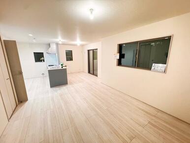 リビングはお気に入りのソファやクッションでくつろげる空間に（1号棟）