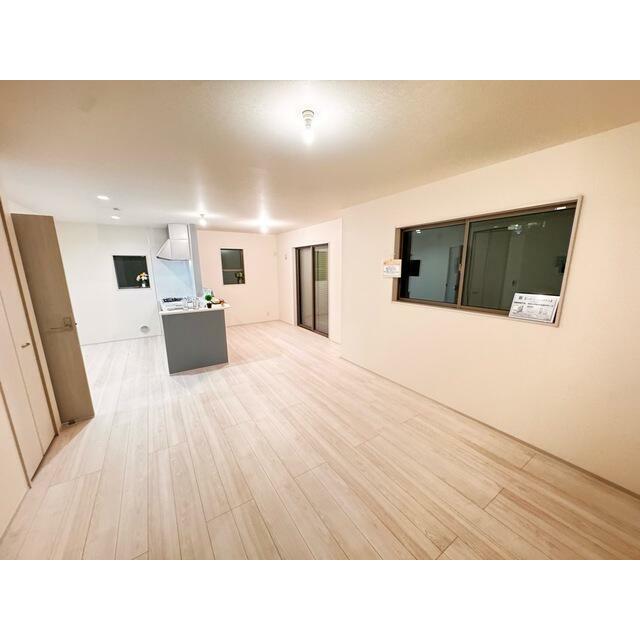 リビングはお気に入りのソファやクッションでくつろげる空間に（1号棟）