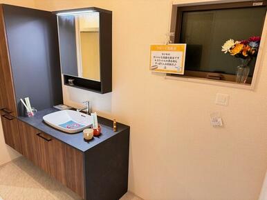 一日の始まりは洗面所から。さぁ顔を洗って気合を入れよう（1号棟）