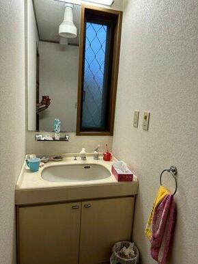 2階の独立洗面台です