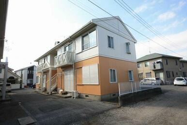 敷地内駐車場（要空き状況問い合わせ）と屋根付き駐輪場ございます。
