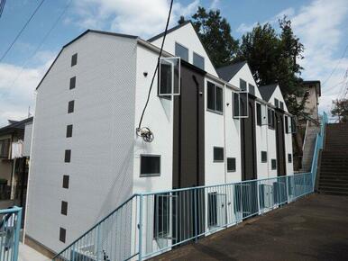 シンプルでスタイリッシュなデザインの外観