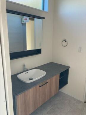 一日の始まりは洗面所から。さぁ顔を洗って気合を入れよう（3号棟）