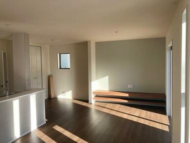 リビングはファッションを楽しむようにラグや家具とコーディネートしたい（3号棟）