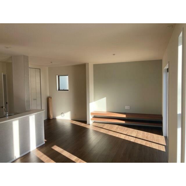 リビングはファッションを楽しむようにラグや家具とコーディネートしたい（3号棟）