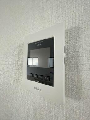訪問者がひと目でわかるモニター付きインターホンを標準装備。お子さまのお留守番にも安心です！
