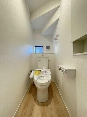 窓を開けていつでも爽やかに換気！トイレットペーパーのストックを小棚に隠せば、生活感をサッと消せます。