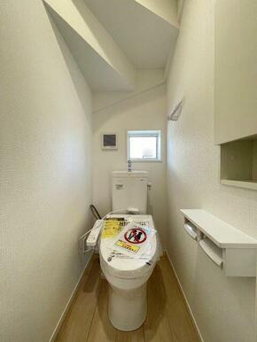 窓を開けていつでも爽やかに換気！トイレットペーパーのストックを小棚に隠せば、生活感をサッと消せます。