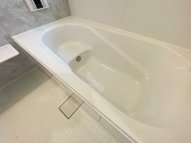 ゆったりと浸かれる１坪風呂を採用！１日の疲れを癒してくれる浴室は窓のある開放的な空間＾＾