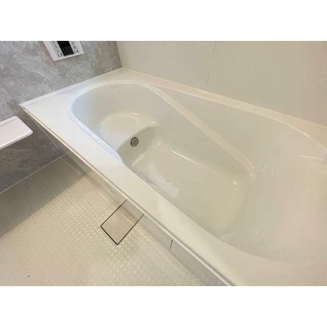 ゆったりと浸かれる１坪風呂を採用！１日の疲れを癒してくれる浴室は窓のある開放的な空間＾＾