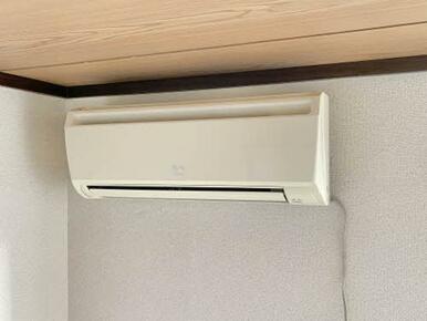 夏も冬も快適なエアコン付き。