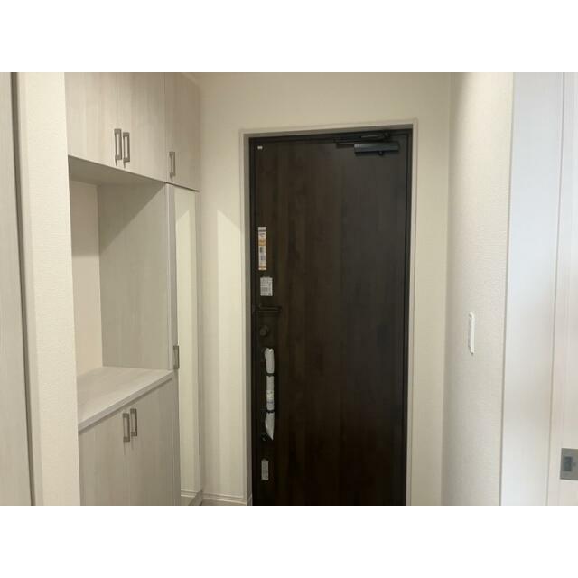 【玄関】住まいの第一印象を彩る、明るい玄関です♪
