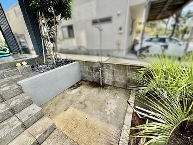 屋外シャワーで、サーファーの方やペットの足洗にも利用可能！