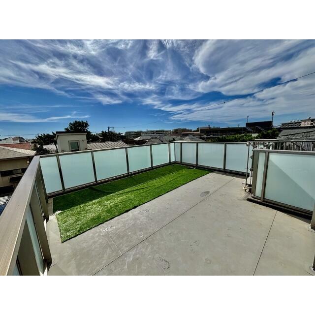 テントを張ってアウトドアリビングやドッグランにも使える屋上！