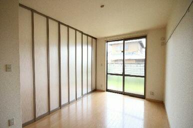 仕切った状態の６，１帖の洋室です。