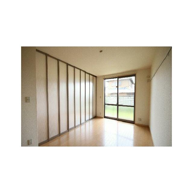 仕切った状態の６，１帖の洋室です。