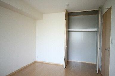 ６，７帖の洋室に大きなクローゼットが付いております。高さがあるので丈が長いお洋服の収納に便利です。