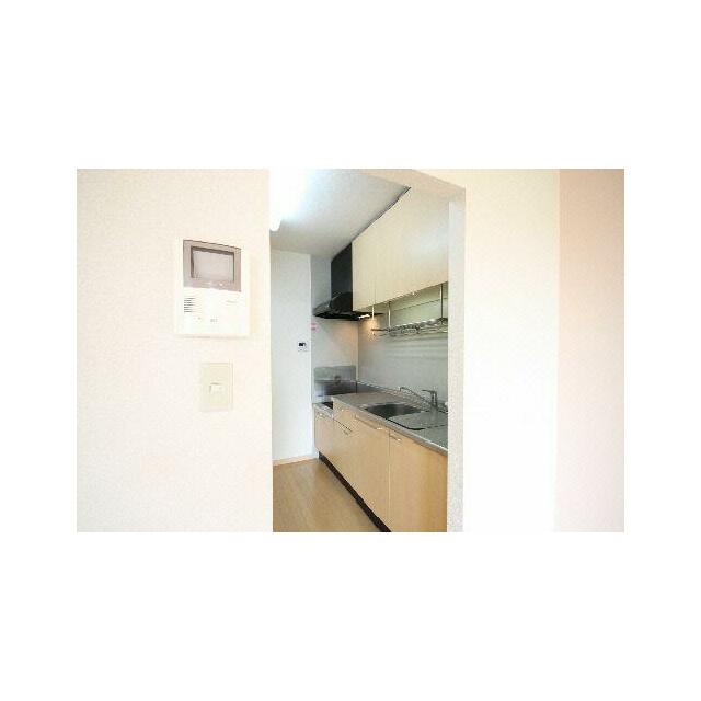 調理スペースが広く、手元も明るく調理のしやすいキッチンです。壁にはモニター付きインタホーンが設置さ…