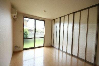 部屋を仕切った状態のＬＤＫです。エアコンもついています。