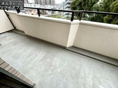 天気の良い日には布団も干せそうな広々バルコニー