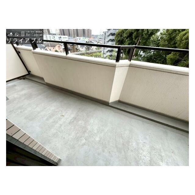 天気の良い日には布団も干せそうな広々バルコニー