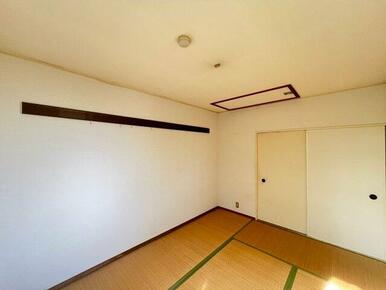 屋根裏付きの和室でございます。
