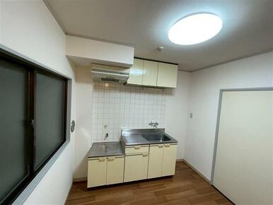 原状回復工事中のため、同タイプの別部屋の写真を使用しております。