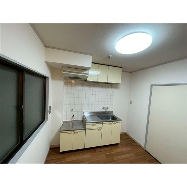原状回復工事中のため、同タイプの別部屋の写真を使用しております。