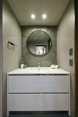 洗面台も広く、珍しい丸型の鏡が配置されています。
