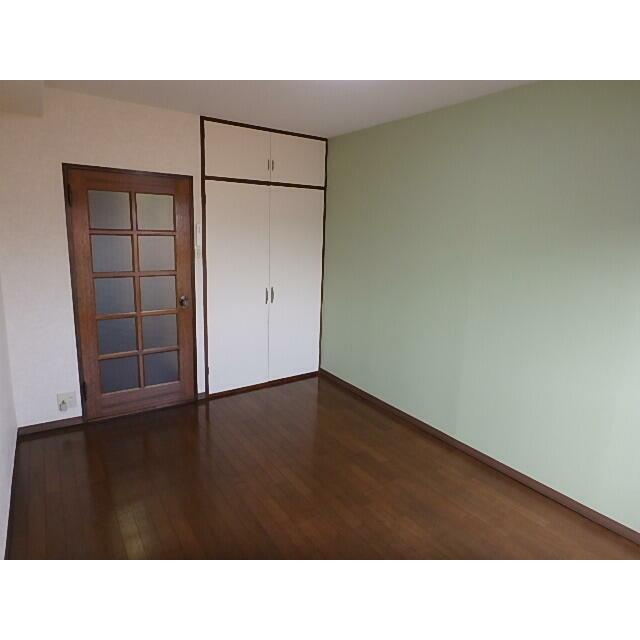 洋室とキッチンの仕切りはドアです。アクセントクロス採用