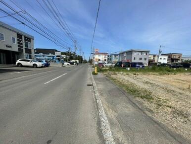 前面道路は9.4ｍ。見通しの良い道路です。