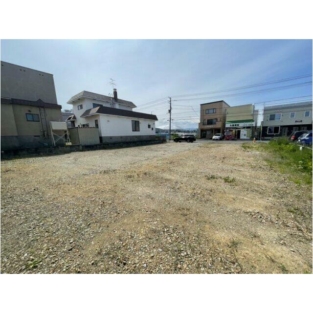 道路から向かって右は住宅、左は月極駐車場、A宅地裏側も住宅です。