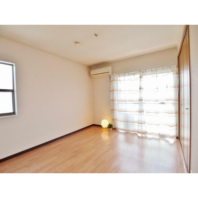 南東側洋室。※備品は装飾用です。