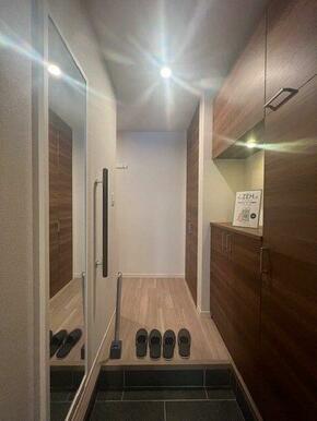 【玄関】高級感のある、石目調のタイルの土間。上がり框がしっかりあるので、外からの土などが入りにくい…