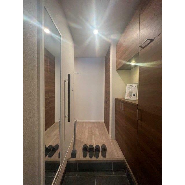 【玄関】高級感のある、石目調のタイルの土間。上がり框がしっかりあるので、外からの土などが入りにくい…