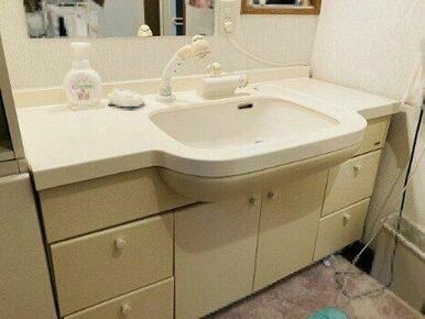 白を基調とした広々洗面台ですので、清潔感溢れる場所です