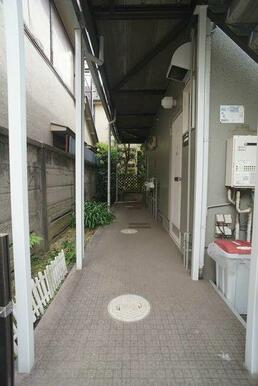 １Ｆ共用廊下部分♪シート貼りを施しております♪