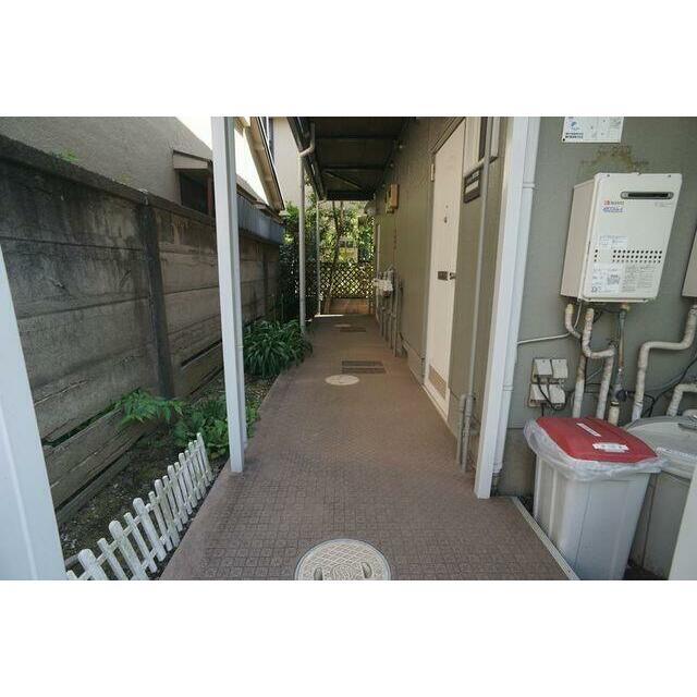 １Ｆ共用廊下部分♪シート貼りを施しております♪