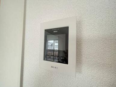 訪問者がひと目でわかるモニター付きインターホンを標準装備。お子さまのお留守番にも安心です！