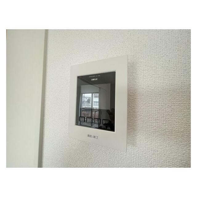 訪問者がひと目でわかるモニター付きインターホンを標準装備。お子さまのお留守番にも安心です！