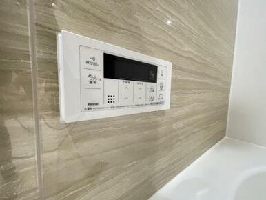 ボタンひとつでお湯張りや追い焚き、温度調整までしてくれる便利なオートバス機能付き！