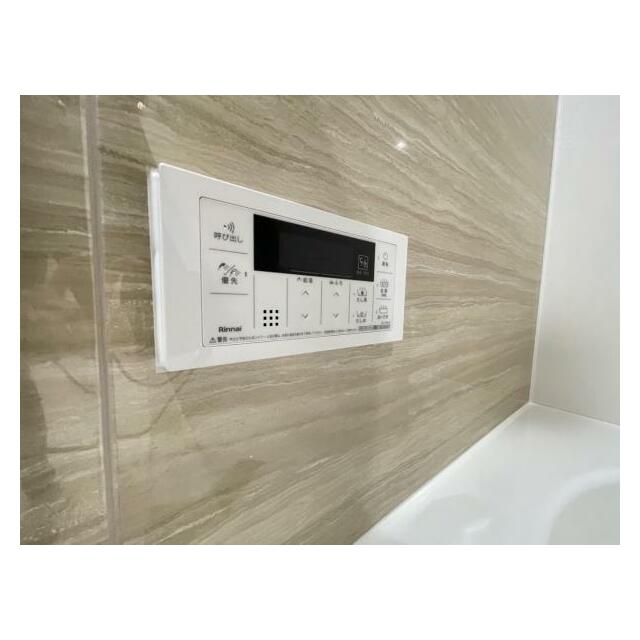 ボタンひとつでお湯張りや追い焚き、温度調整までしてくれる便利なオートバス機能付き！