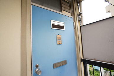 青いドアが目印です！