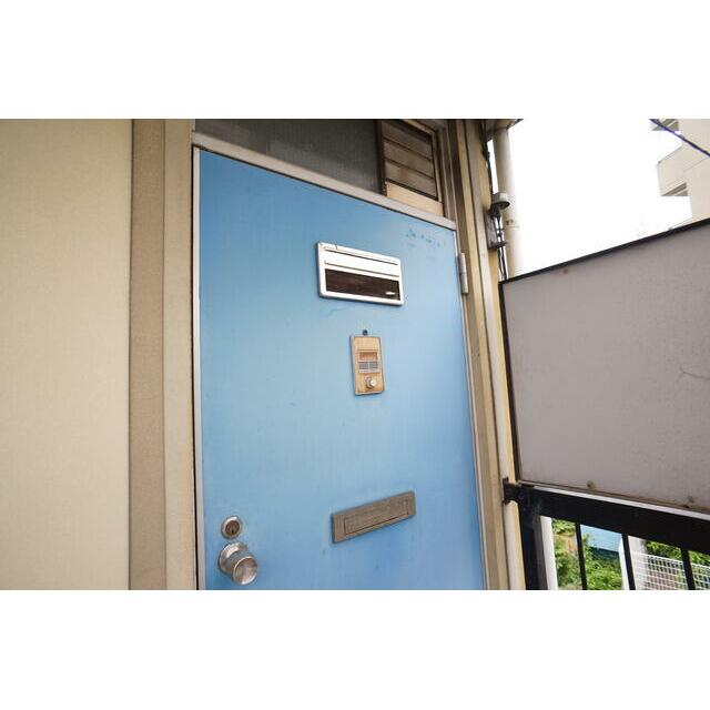 青いドアが目印です！