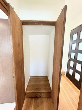 1階玄関下収納