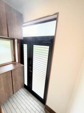 収納豊富な靴箱付き玄関