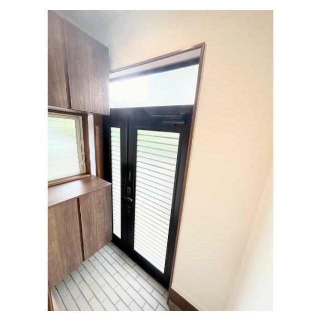 収納豊富な靴箱付き玄関