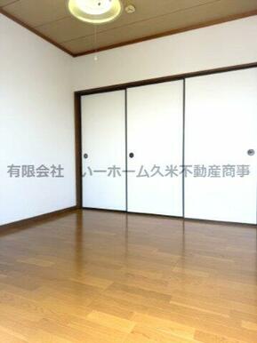 落ち着いた色調の洋室です